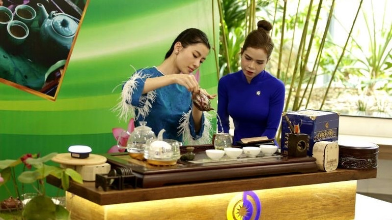 Biểu diễn quy tắc pha Trà Thức Việt Nam.