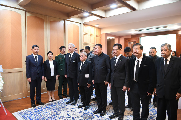 Lúc 9 giờ 10 phút, Đoàn Hội hữu nghị Thái Lan-Việt Nam viếng Tổng Bí thư Nguyễn Phú Trọng.