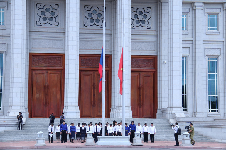 Đúng 8 giờ, tại Quảng trường Nhà Quốc hội Lào, Quốc hội Lào trang trọng thực hiện nghi lễ treo cờ rủ thể hiện Quốc tang.