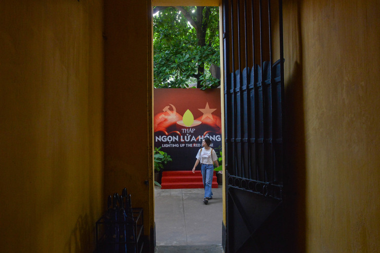 Không gian trưng bày được thể hiện qua 3 nội dung: Tiếng súng mở đầu, Trọn một lời thề và Dấu xưa vang mãi.