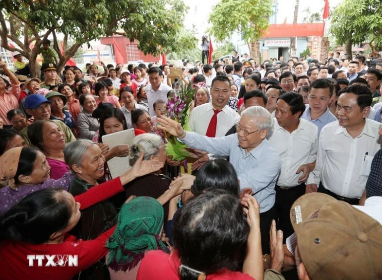 Tổng Bí thư Nguyễn Phú Trọng với nhân dân tại thôn Thượng Điện, xã Vinh Quang, huyện Vĩnh Bảo trong Ngày hội đại đoàn kết toàn dân tộc tại thành phố Hải Phòng (15/11/2017). Tổng Bí thư Nguyễn Phú Trọng với nhân dân tại thôn Thượng Điện, xã Vinh Quang, huyện Vĩnh Bảo trong Ngày hội đại đoàn kết toàn dân tộc tại thành phố Hải Phòng (15/11/2017).