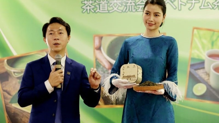 Giới thiệu đặc sản trà do nghệ nhân thương hiệu Đôi Dép tinh chế.