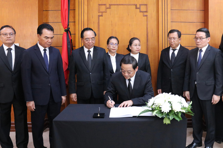 Đồng chí Sonexay Siphandone ghi sổ tang.