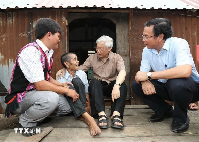 Tổng Bí thư Nguyễn Phú Trọng thăm, tặng quà thương binh Đinh Phi và vợ là Đinh Brat, hộ gia đình chính sách có hoàn cảnh đặc biệt khó khăn ở làng Tung Ke 2, xã Ayun, huyện Chư Sê, tỉnh Gia Lai, chiều 12/4/2017. Tổng Bí thư Nguyễn Phú Trọng thăm, tặng quà thương binh Đinh Phi và vợ là Đinh Brat, hộ gia đình chính sách có hoàn cảnh đặc biệt khó khăn ở làng Tung Ke 2, xã Ayun, huyện Chư Sê, tỉnh Gia Lai, chiều 12/4/2017.