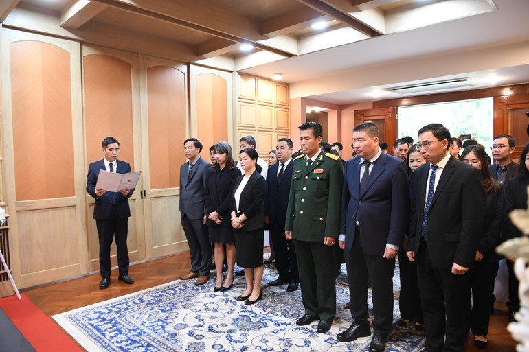 Cán bộ, nhân viên Đại sứ quán Việt Nam tại Thái Lan viếng Tổng Bí thư Nguyễn Phú Trọng.