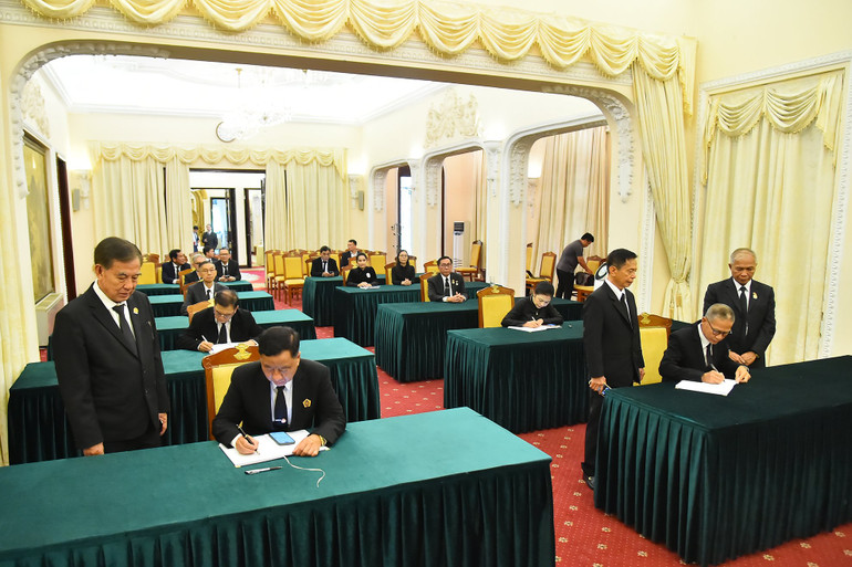 Kiều bào Việt Nam tại các nước ghi sổ tang.