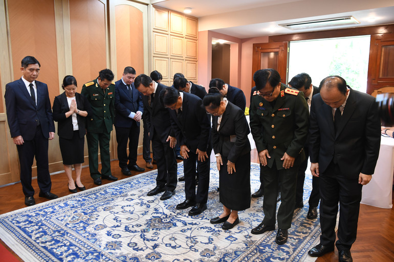 Lúc 9 giờ, Đại sứ Lào tại Thái Lan Khamphan Anlanvan viếng Tổng Bí thư Nguyễn Phú Trọng.