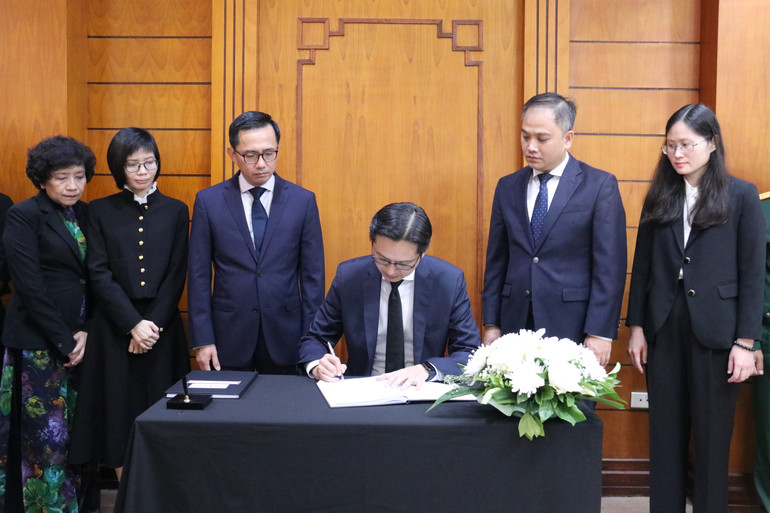 Thứ trưởng Đỗ Hùng Việt ghi sổ tang.