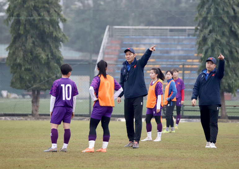 Huấn luyện viên Akira Ijiri chỉ đạo các học trò trên sân tập chiều 31/1. (Ảnh: VFF)