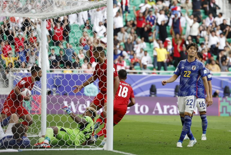 Thủ môn Zion Suzuki đá phản lưới nhà. (Ảnh: Reuters)