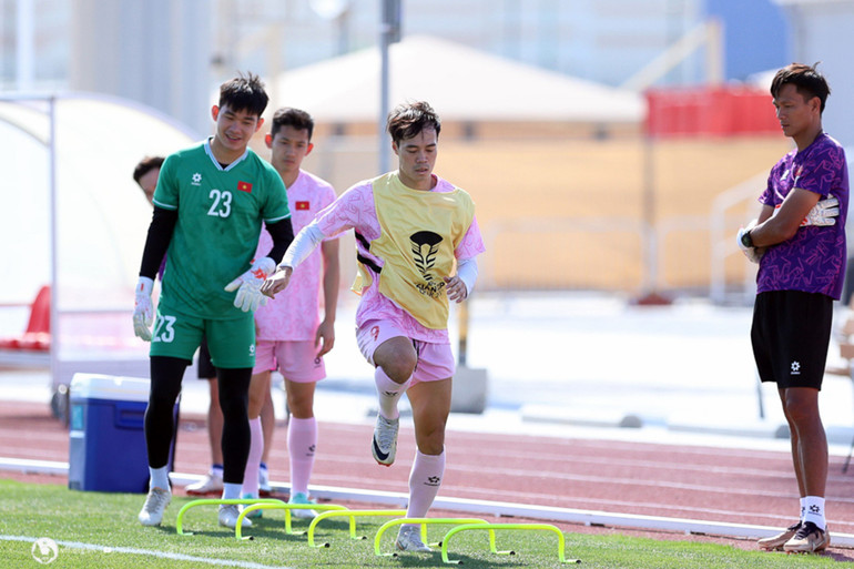 Các tuyển thủ nỗ lực theo kịp giáo án. (Ảnh: VFF)