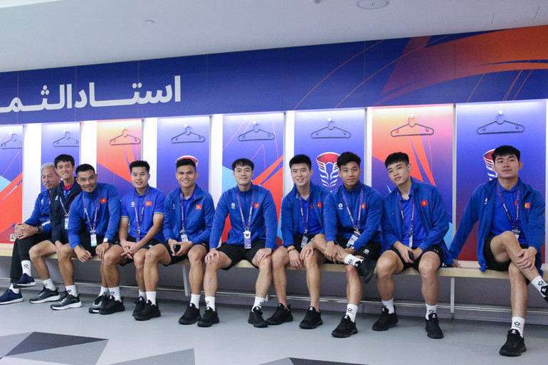 Các thành viên đội tuyển Việt Nam trải nghiệm các sân vận động của nước chủ nhà Qatar. (Ảnh: VFF)