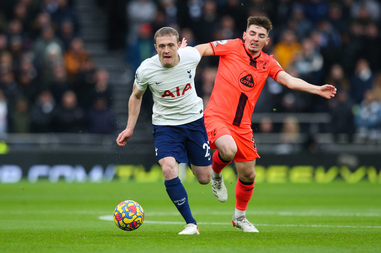 Oliver Skipp (trái) sẵn sàng cống hiến khi có cơ hội. (Ảnh: TheAthletic)
