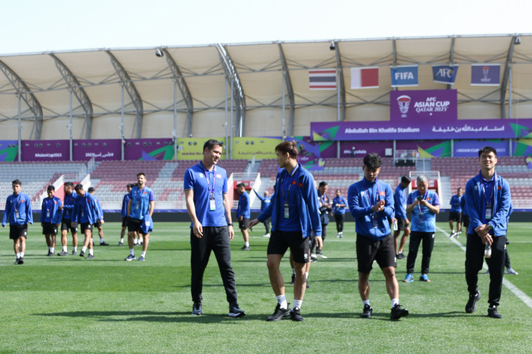 Đội tuyển Việt Nam thăm quan sân vận động Abdullah Bin Khalifa.