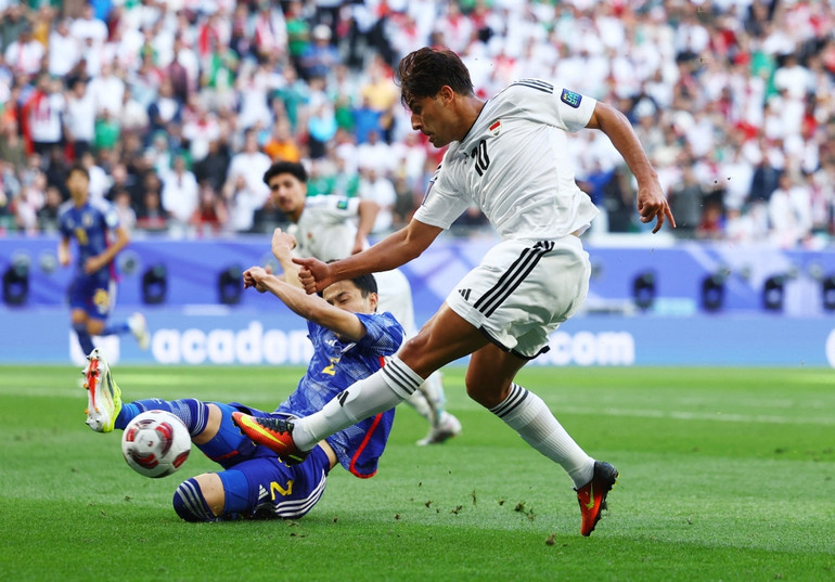 Hàng phòng ngự của Iraq thi đấu đầy tập trung. (Ảnh: Reuters)