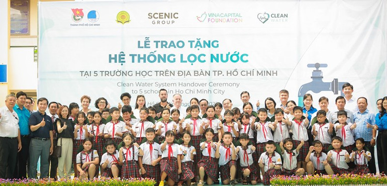 Các em học sinh, giáo viên tại huyện Nhà Bè được trang bị hệ thống lọc nước đạt tiêu chuẩn an toàn.