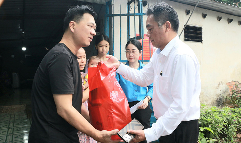 Đồng chí Nguyễn Lộc Hà tặng quà cho gia đình công nhân Diệp Quang Châu.