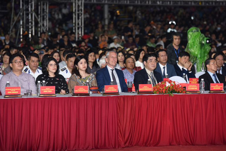 Đại diện các đại sứ, các tổ chức nước ngoài tại Việt Nam tham dự lễ hội.