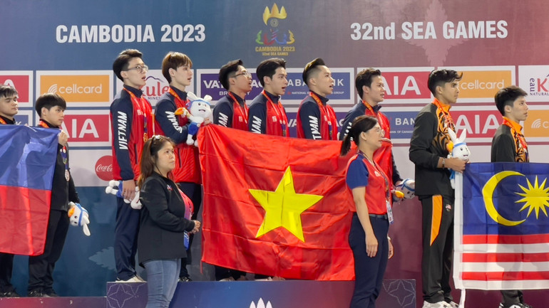 Đội tuyển thể dục dụng cụ Việt Nam trên bục nhận Huy chương Vàng. (Ảnh: NGỌC DIỆP)