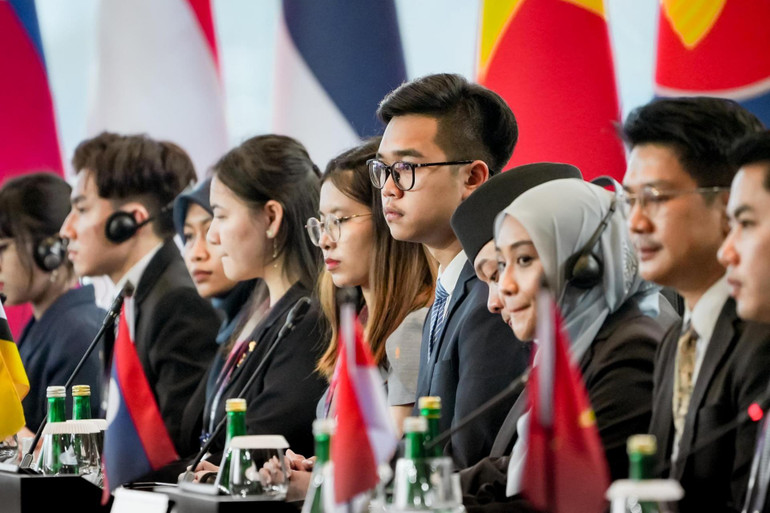 Đại diện thanh niên các nước ASEAN tham dự đối thoại với các nhà lãnh đạo ASEAN.