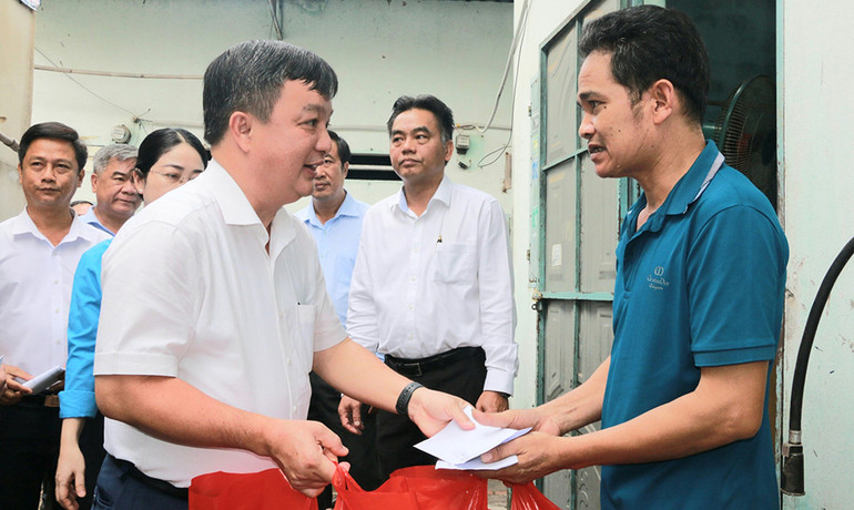 Bí thư Thành ủy Tân Uyên Bùi Minh Trí tặng quà cho công nhân Lâm Sàng.