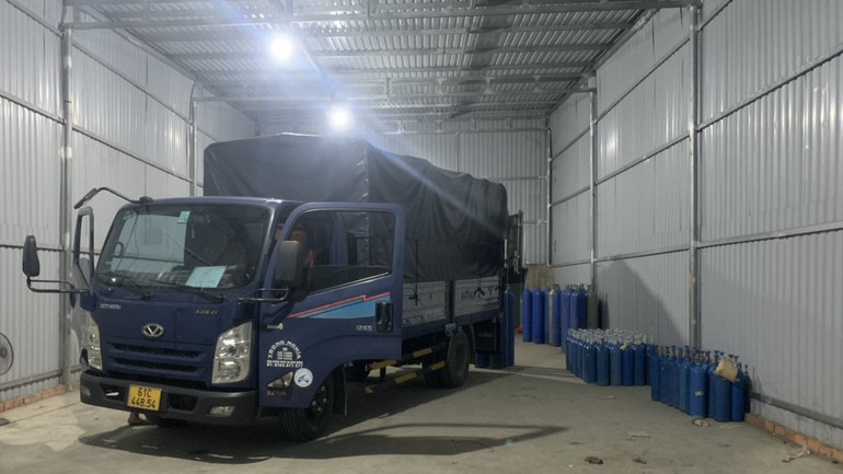 Số lượng lớn khí cười được phát hiện tại kho hàng ở phường Phú Mỹ, thành phố Thủ Dầu Một.