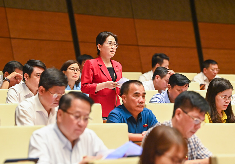 Đại biểu Quốc hội Phan Thị Nguyệt Thu (Hà Tĩnh) phát biểu ý kiến thảo luận.