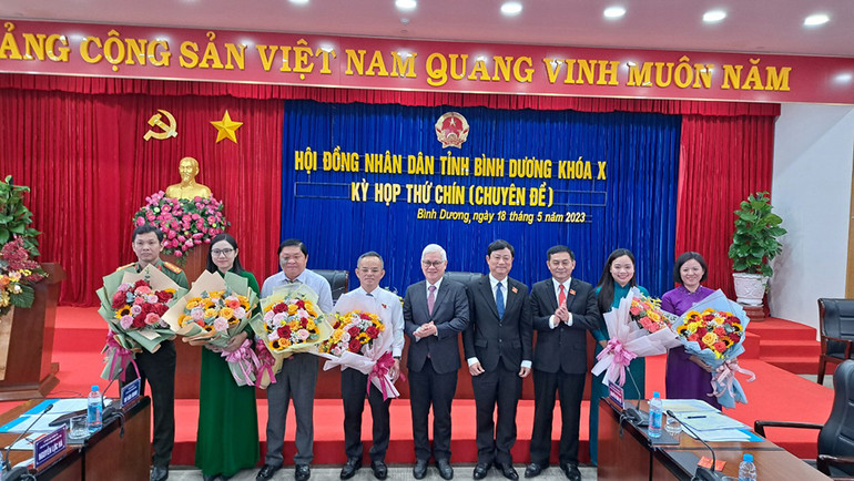 Lãnh đạo tỉnh Bình Dương trao tặng hoa cho các đồng chí được miễn nhiệm và trúng cử một số chức danh thuộc Hội đồng nhân dân tỉnh và Ủy ban nhân dân tỉnh.