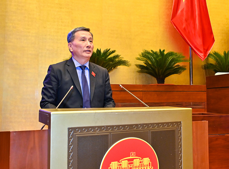 Chủ nhiệm Ủy ban Khoa học, Công nghệ và Môi trường Lê Quang Huy trình bày Báo cáo giải trình, tiếp thu, chỉnh lý dự thảo Luật Bảo vệ quyền lợi người tiêu dùng (sửa đổi).