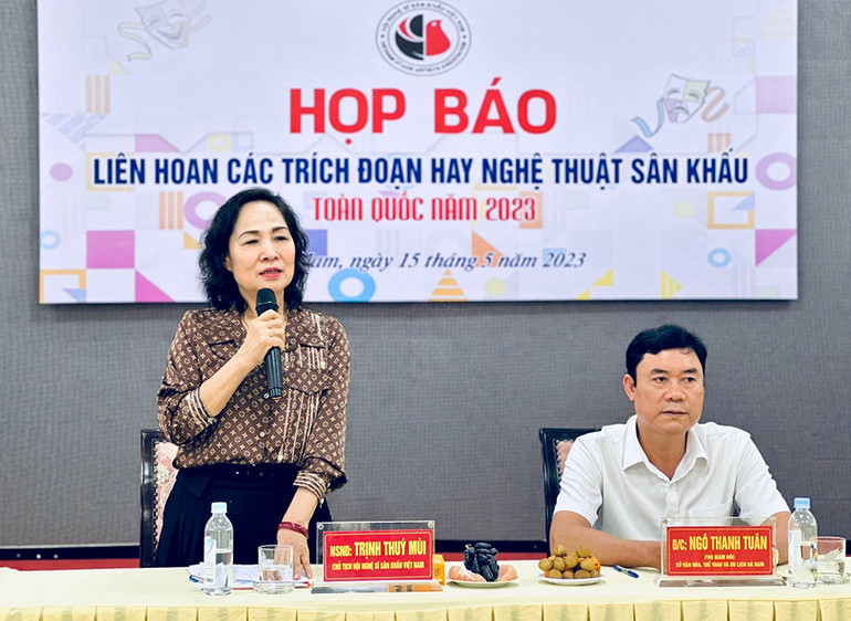Nghệ sĩ Nhân dân Trịnh Thúy Mùi chia sẻ thông tin về Liên hoan tại buổi họp báo. Nghệ sĩ Nhân dân Trịnh Thúy Mùi chia sẻ thông tin về Liên hoan tại buổi họp báo.