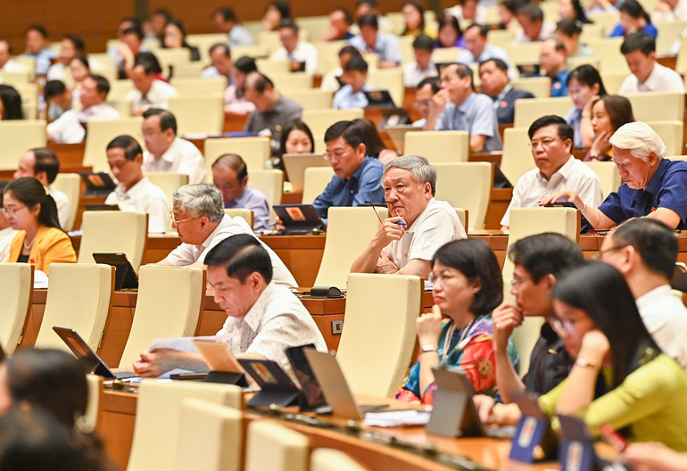 Các đại biểu Quốc hội theo dõi các ý kiến phát biểu góp ý dự thảo Luật Bảo vệ quyền lợi người tiêu dùng (sửa đổi).