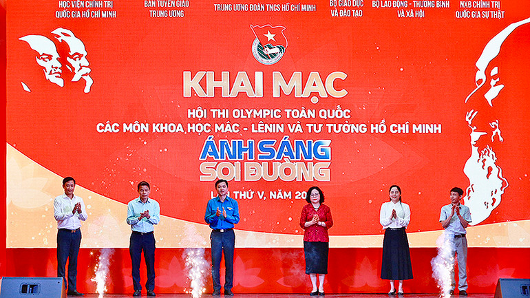 Đại diện các bộ, ban, ngành, đoàn thể thực hiện nghi lễ khởi động Hội thi “Ánh sáng soi đường” lần thứ V, năm 2023.