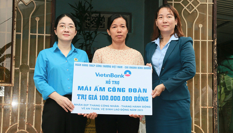 Chủ tịch Liên đoàn Lao động tỉnh Bình Dương Nguyễn Kim Loan và đại diện Ngân hàng Thương mại Cổ phần Công thương Việt Nam - Chi nhánh Bình Dương trao hỗ trợ sửa chữa căn nhà “Mái ấm công đoàn” cho cô giáo Nguyễn Thị Mỹ Vân.