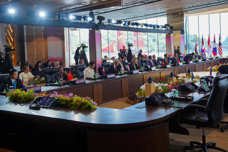 Thủ tướng Phạm Minh Chính cùng các nhà lãnh đạo ASEAN đối thoại với đại diện Thanh niên ASEAN.