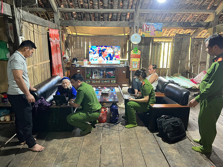 Công an tỉnh Thái Nguyên đến từng nhà dân làm căn cước công dân cho người già neo đơn, người mắc bệnh hiểm nghèo...