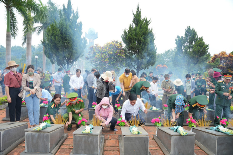 Đông đảo người dân cùng thắp nén hương trước các phần mộ liệt sĩ.