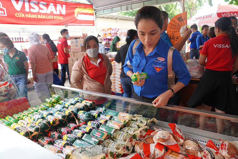 Đoàn viên, người lao động mua sắm hàng hóa thiết yếu được giảm giá tại chương trình.
