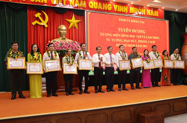 : Khen thưởng các cá nhân có thành tích tiêu biểu trong việc học tập và làm theo tư tưởng, đạo đức, phong cách Hồ Chí Minh.