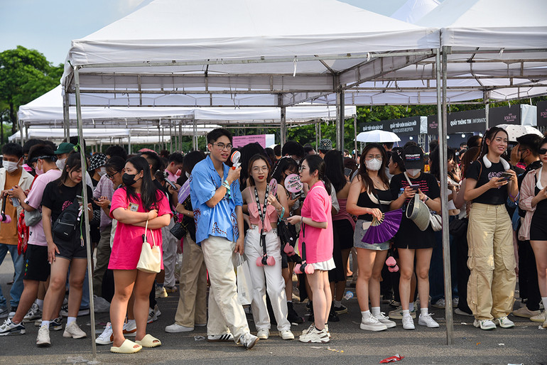 [Ảnh] Sân vận động Mỹ Đình chật cứng người hâm mộ tham gia đêm nhạc của Blackpink ảnh 2