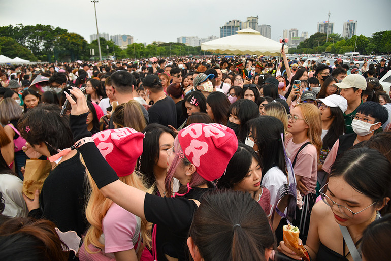 [Ảnh] Sân vận động Mỹ Đình chật cứng người hâm mộ tham gia đêm nhạc của Blackpink ảnh 14