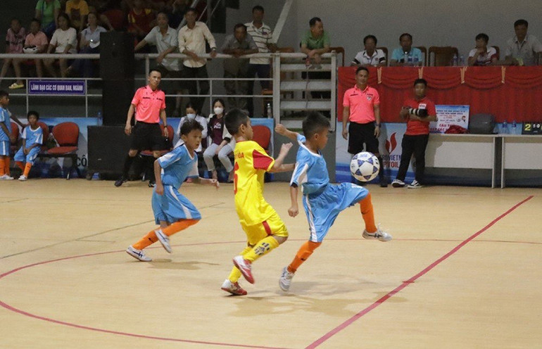 Những pha bóng hấp dẫn, đẹp mắt giữa hai đội U10 huyện Sông Hinh và Đồng Xuân tại giải bóng đá nhi đồng Phú Yên năm 2023.