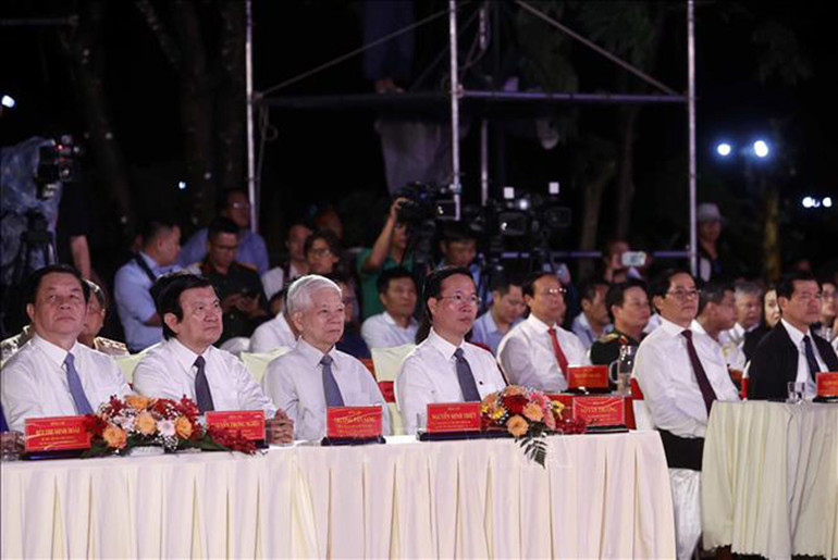 Chủ tịch nước Võ Văn Thưởng cùng các đồng chí lãnh đạo, nguyên lãnh đạo Đảng, Nhà nước và các đại biểu dự chương trình. (Ảnh: TTXVN) Chủ tịch nước Võ Văn Thưởng cùng các đồng chí lãnh đạo, nguyên lãnh đạo Đảng, Nhà nước và các đại biểu dự chương trình. (Ảnh: TTXVN)