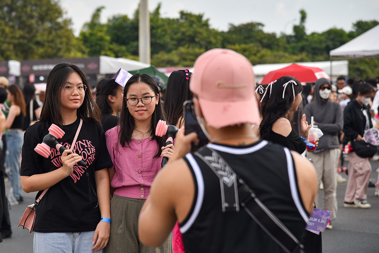 [Ảnh] Sân vận động Mỹ Đình chật cứng người hâm mộ tham gia đêm nhạc của Blackpink ảnh 8