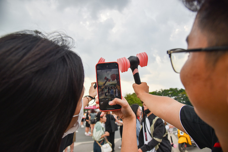 [Ảnh] Sân vận động Mỹ Đình chật cứng người hâm mộ tham gia đêm nhạc của Blackpink ảnh 12