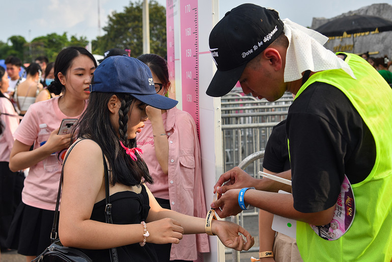 [Ảnh] Sân vận động Mỹ Đình chật cứng người hâm mộ tham gia đêm nhạc của Blackpink ảnh 5