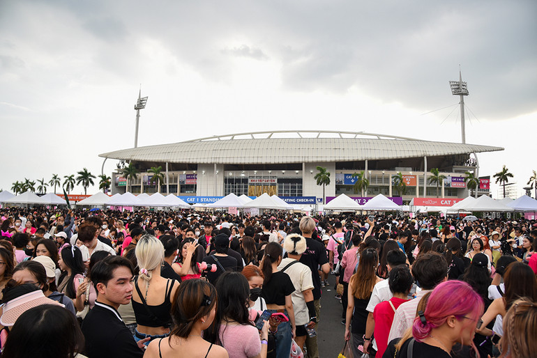 [Ảnh] Sân vận động Mỹ Đình chật cứng người hâm mộ tham gia đêm nhạc của Blackpink ảnh 1