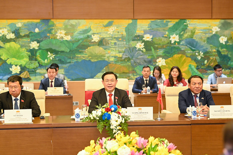 Chủ tịch Quốc hội Vương Đình Huệ phát biểu tại buổi tiếp Thủ tướng Malaysia Anwar Ibrahim. (Ảnh: DUY LINH) Chủ tịch Quốc hội Vương Đình Huệ phát biểu tại buổi tiếp Thủ tướng Malaysia Anwar Ibrahim. (Ảnh: DUY LINH)