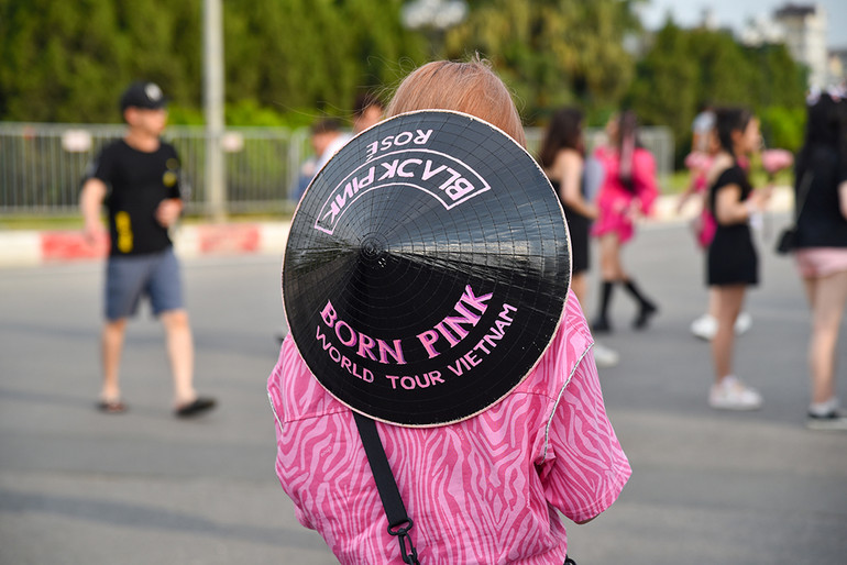 [Ảnh] Sân vận động Mỹ Đình chật cứng người hâm mộ tham gia đêm nhạc của Blackpink ảnh 10