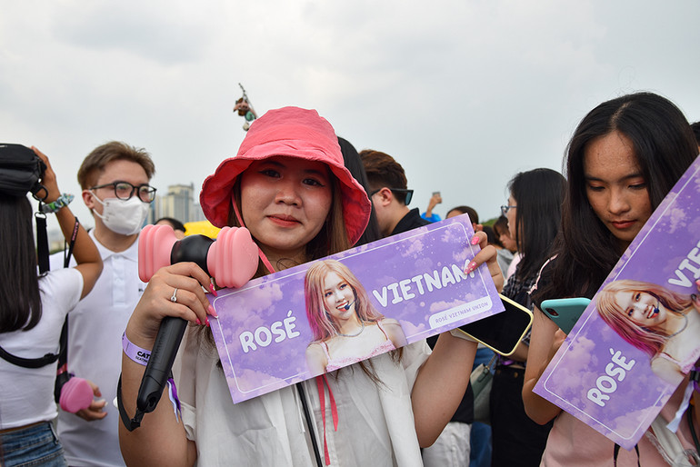 [Ảnh] Sân vận động Mỹ Đình chật cứng người hâm mộ tham gia đêm nhạc của Blackpink ảnh 11