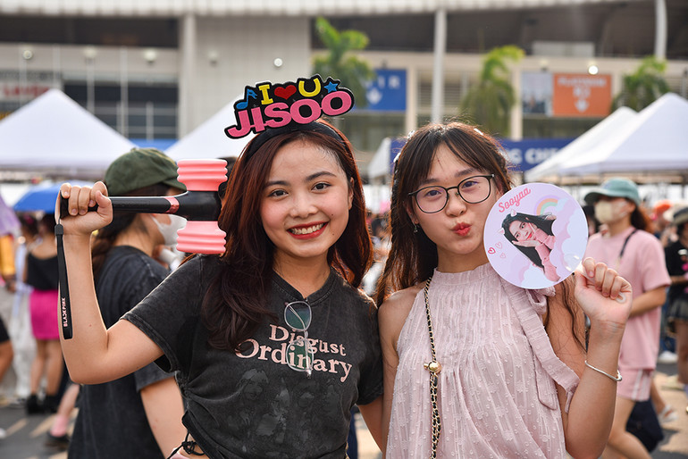 [Ảnh] Sân vận động Mỹ Đình chật cứng người hâm mộ tham gia đêm nhạc của Blackpink ảnh 7